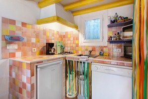 A kitchen with a tiled backsplash, a window, and a microwave on the countertop. - House "Great Location, Pool, Dogs Welcome, Garden" with Shared Pool, Private Terrace & Wi-Fi (Lorgues)