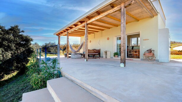 A covered outdoor area with a hammock, wooden beams, and a concrete floor. - Villa "Casa Romantica" with Shared Pool, 2 Private Terraces & Wi-Fi (Otranto)