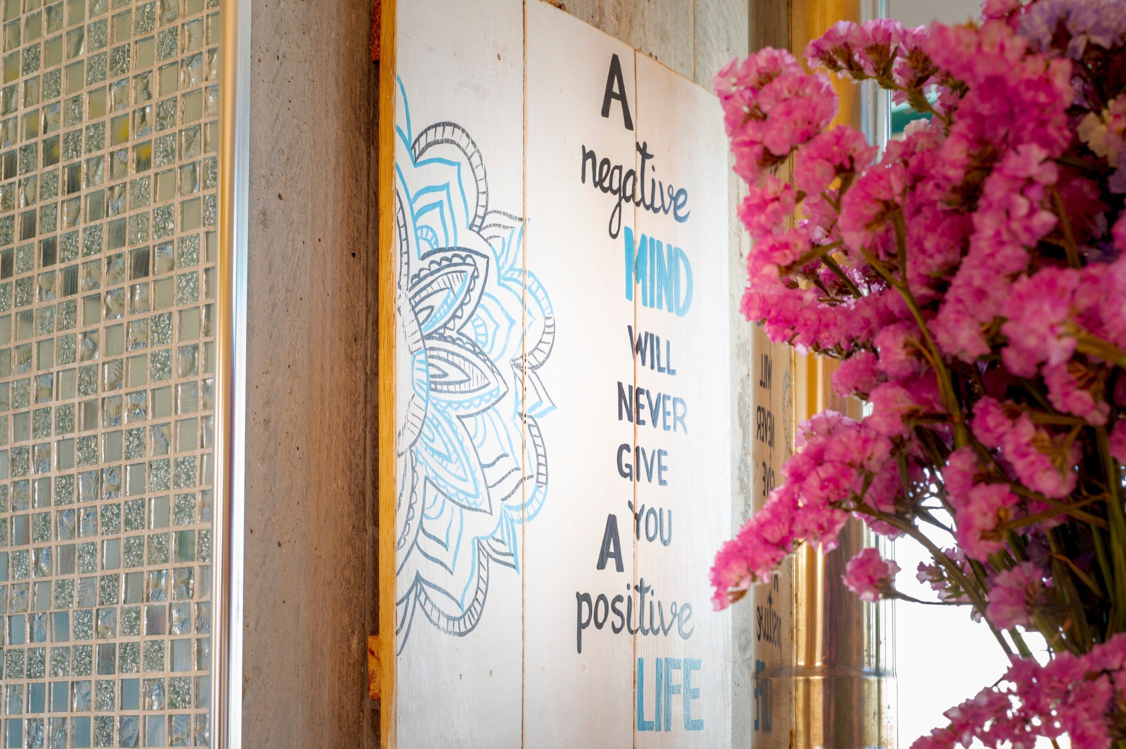 Un mur orné d’une citation et d’un motif de mandala.