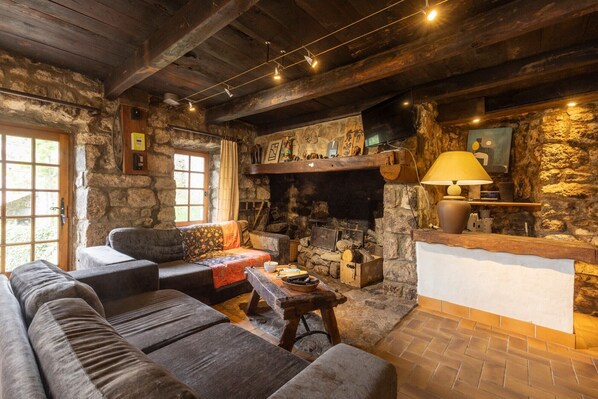 Televisión, chimenea y estéreo 
