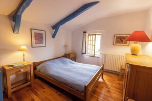 3 chambres, fer et planche à repasser