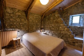 3 habitaciones, escritorio y tabla de planchar con plancha 