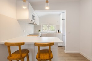 Fridge, microwave, oven, stovetop - Holiday Home "Casita Palmeras" with Mountain View, Private Garden & Wi-Fi (Canyelles)