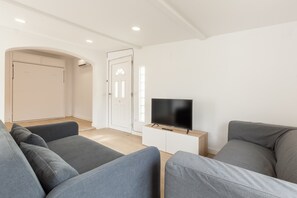 TV - Holiday Home "Casita Palmeras" with Mountain View, Private Garden & Wi-Fi (Canyelles)