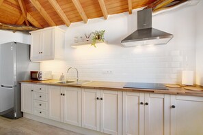 Kjøleskap, mikrobølgeovn, kokeplater og kaffetrakter/tekoker