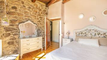 3 slaapkamers, een strijkplank/strijkijzer, gratis wifi, beddengoed