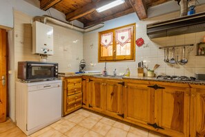 Fridge, microwave, oven, stovetop - Holiday Home "Cal Barral" with Mountain View, Balcony & Wi-Fi (Ansovell)