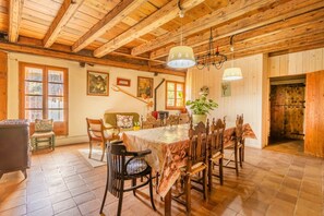 Interior - Holiday Home "Cal Barral" with Mountain View, Balcony & Wi-Fi (Ansovell)