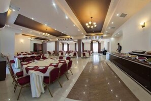 Lunch and dinner served - Alpina Resort by Stellar Hotels, Tsaghkadzor (Tsaghkadzor)