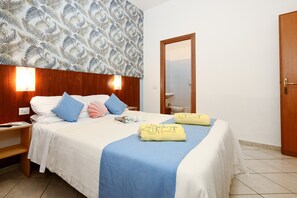 1 soveværelse, pengeskab på værelset, strygejern/strygebræt