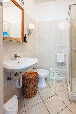 Bruser, miljøvenlige toiletartikler, hårtørrer, håndklæder