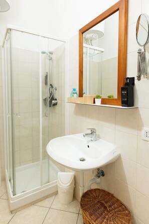 Dusch, miljövänliga toalettartiklar, hårtork och handdukar