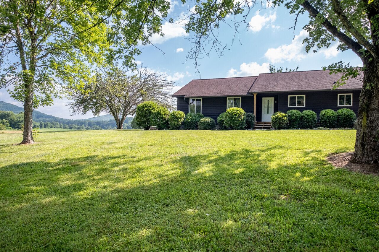 Pet friendly with private river access! Fire pit and large yard. 9 minutes to Brevard!