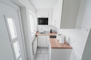 Køleskab, mikrobølgeovn, kogeplade, kaffe-/temaskine