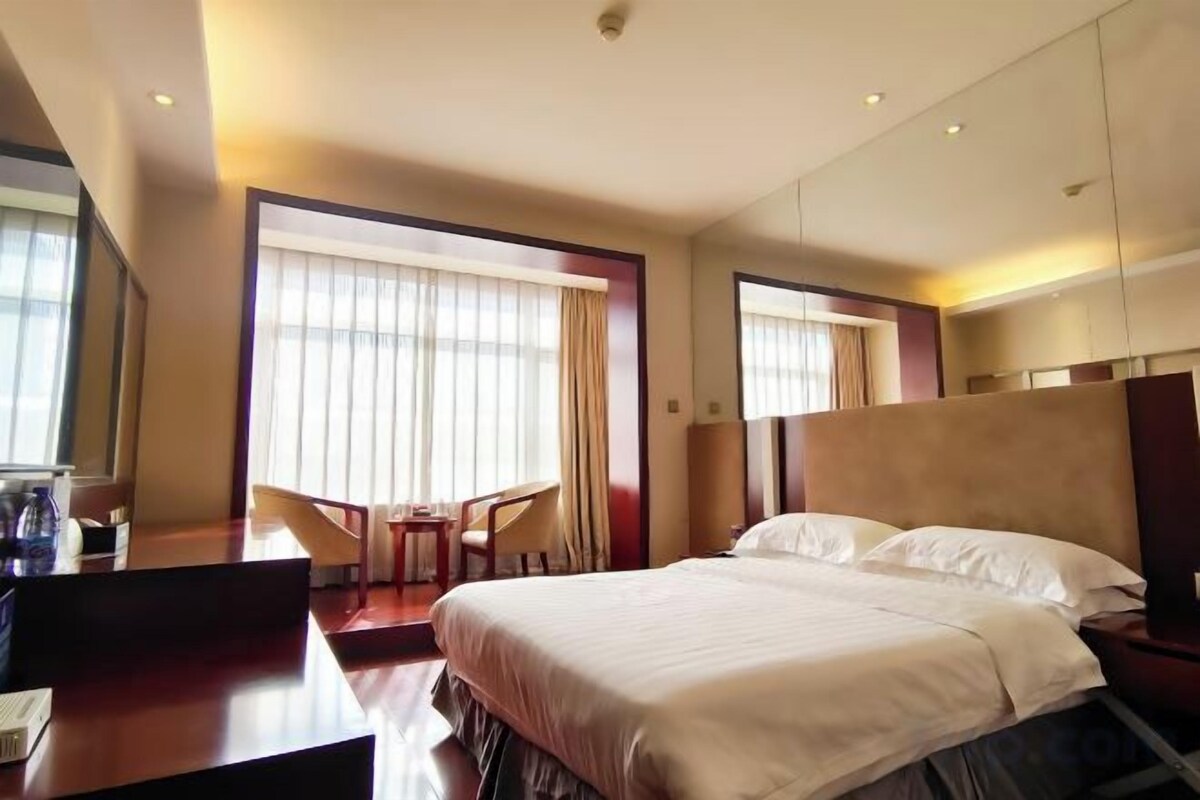 WiFi (free), bed sheets
