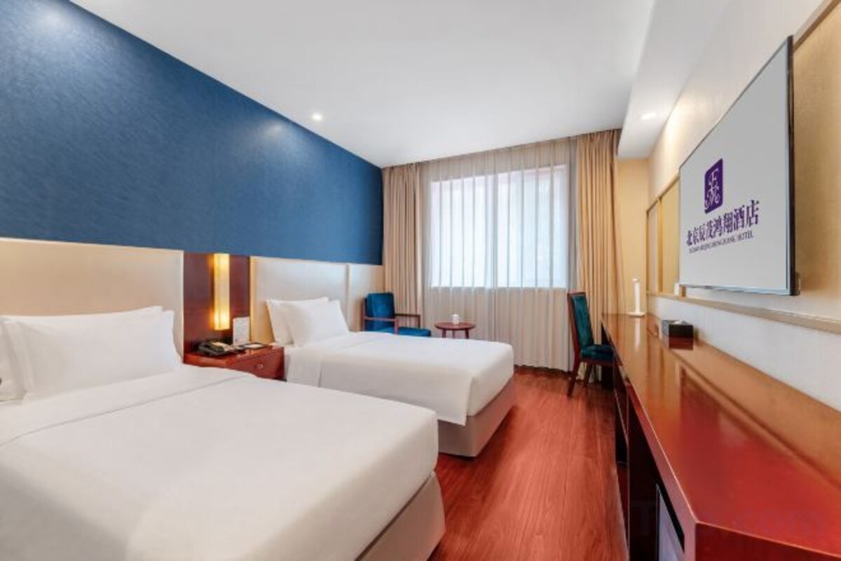 Wonderful Twin Room (55-Inch Screen + Mini Fridge)