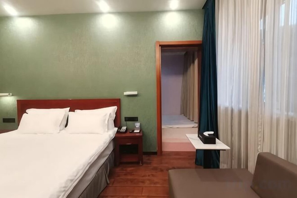 WiFi (free), bed sheets