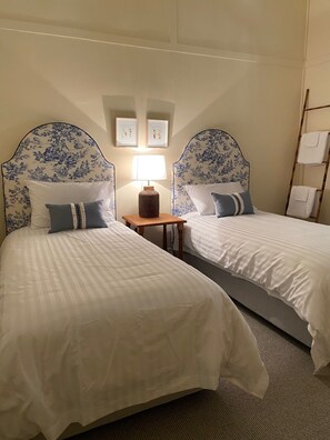 3 bedrooms, desk, iron/ironing board, travel crib