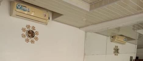 Articles gratuits dans le mini-bar, Wi-Fi gratuit, draps fournis