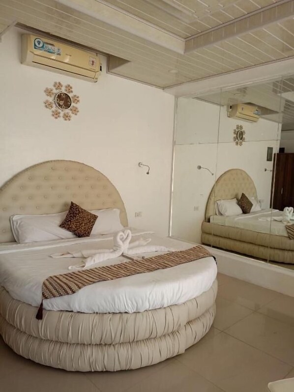 Suite estudio Deluxe | Minibar con artículos gratuitos, wifi gratis, ropa de cama