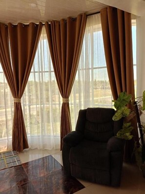 Suite estudio Deluxe | Minibar con artículos gratuitos, wifi gratis, ropa de cama