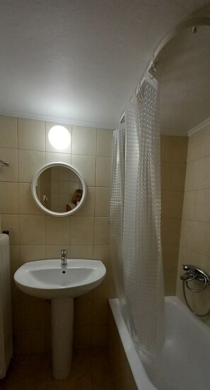 Haartrockner, Handtücher, Seife, Shampoo