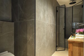 Apartment | Bathroom | Towels - Stylish 3BR Apt with Patio in the City (Tel Aviv)