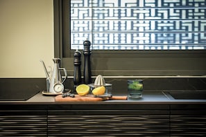Departamento | Cocina privada | Refrigerador, microondas, horno y parrilla de estufa