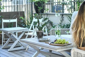 Terrace/patio - Stylish 3BR Apt with Patio in the City (Tel Aviv)