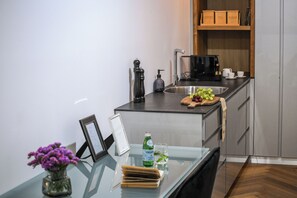 Private kitchen - Stylish 3BR Apt with Patio in the City (Tel Aviv)