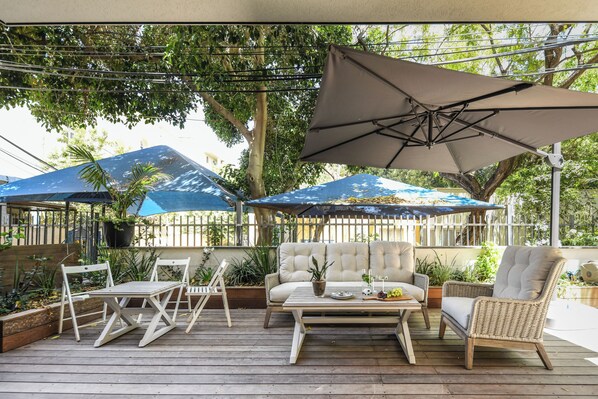 Terrace/patio - Stylish 3BR Apt with Patio in the City (Tel Aviv)