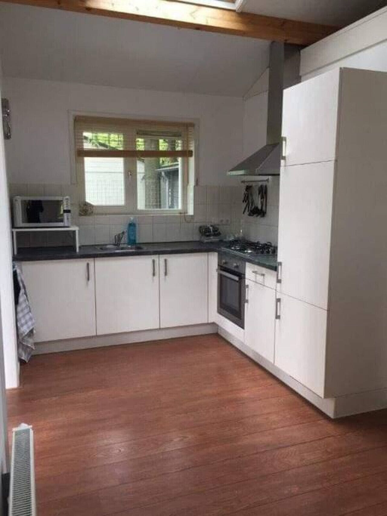 Een koelkast, een oven, een kookplaat, een vaatwasser