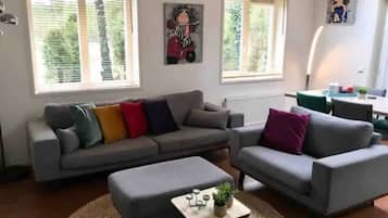 Een televisie, boeken en een stereo