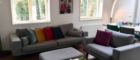 TV, bøker og stereoanlegg