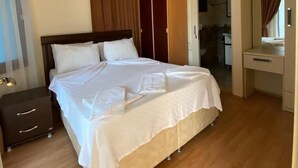 Apartamento básico | 1 dormitorio, escritorio, espacio para trabajar con un portátil