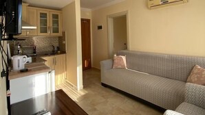 Apartamento básico | 1 dormitorio, escritorio, espacio para trabajar con un portátil