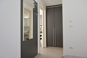 2 bedrooms, iron/ironing board, WiFi