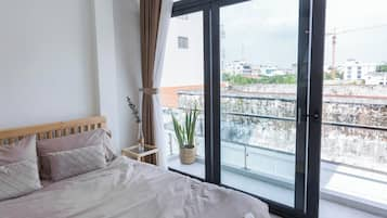 Premier-Apartment, 1 Schlafzimmer, Balkon, Seeseite | Blick auf die Stadt