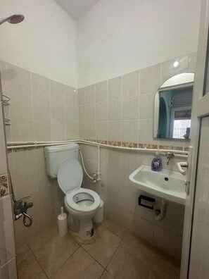 Basic Triple Room | Bathroom