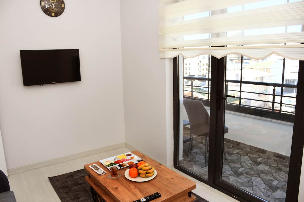 1 bedroom, premium bedding, minibar, desk