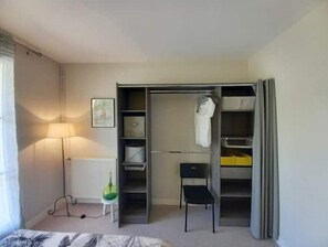 3 bedrooms, desk, travel cot, Internet