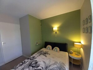 3 bedrooms, desk, travel cot, Internet