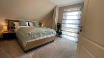 3 Schlafzimmer, Schreibtisch, Bügeleisen/Bügelbrett, Reisekinderbett