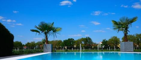 Piscine extérieure, piscine chauffée