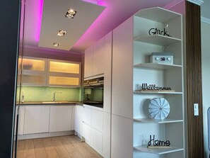 Køleskab, mikrobølgeovn, ovn, kogeplade