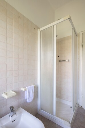 Appartamento Deluxe | Bagno | Set di cortesia gratuito, asciugacapelli, bidet, asciugamani