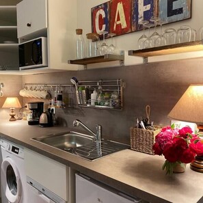 Réfrigérateur, four à micro-ondes, un four, surface de cuisson