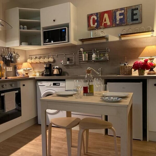 Réfrigérateur, four à micro-ondes, un four, surface de cuisson