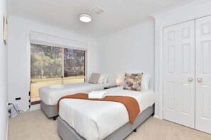 4 bedrooms, desk, free WiFi, bed sheets - Home Among the Gum Trees - Lovedale (Lovedale)