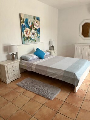 6 habitaciones, tabla de planchar con plancha, cuna de viaje y wifi 